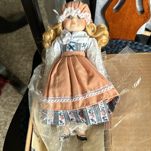 Never Used - Royalton Collection “Kirsi” 10” Porcelain Doll representing Finland - Picture 5 of 12